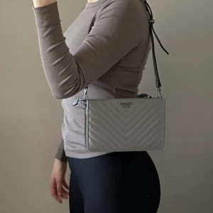 victoria secret väska - Jättefin victoria secret väska, med kort band. Använt fåtal gånger. Väskan är i bra skick