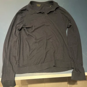 Massimo Dutti pikétröjor i ullmix - Fyra långärmade pikétröjor från Massimo Dutti i mjuk kashmir, 150kr styck per tröja. En är mörkblå och en grå, en v ringad mörkblå med grå detaljer och en är olivgrön med snygga mockadetaljer på armbågarna. klassisk krage och knappar vid halsen. Perfekt för dig som gillar stilren och tidlös look nu inför hösten som lager på lager. 