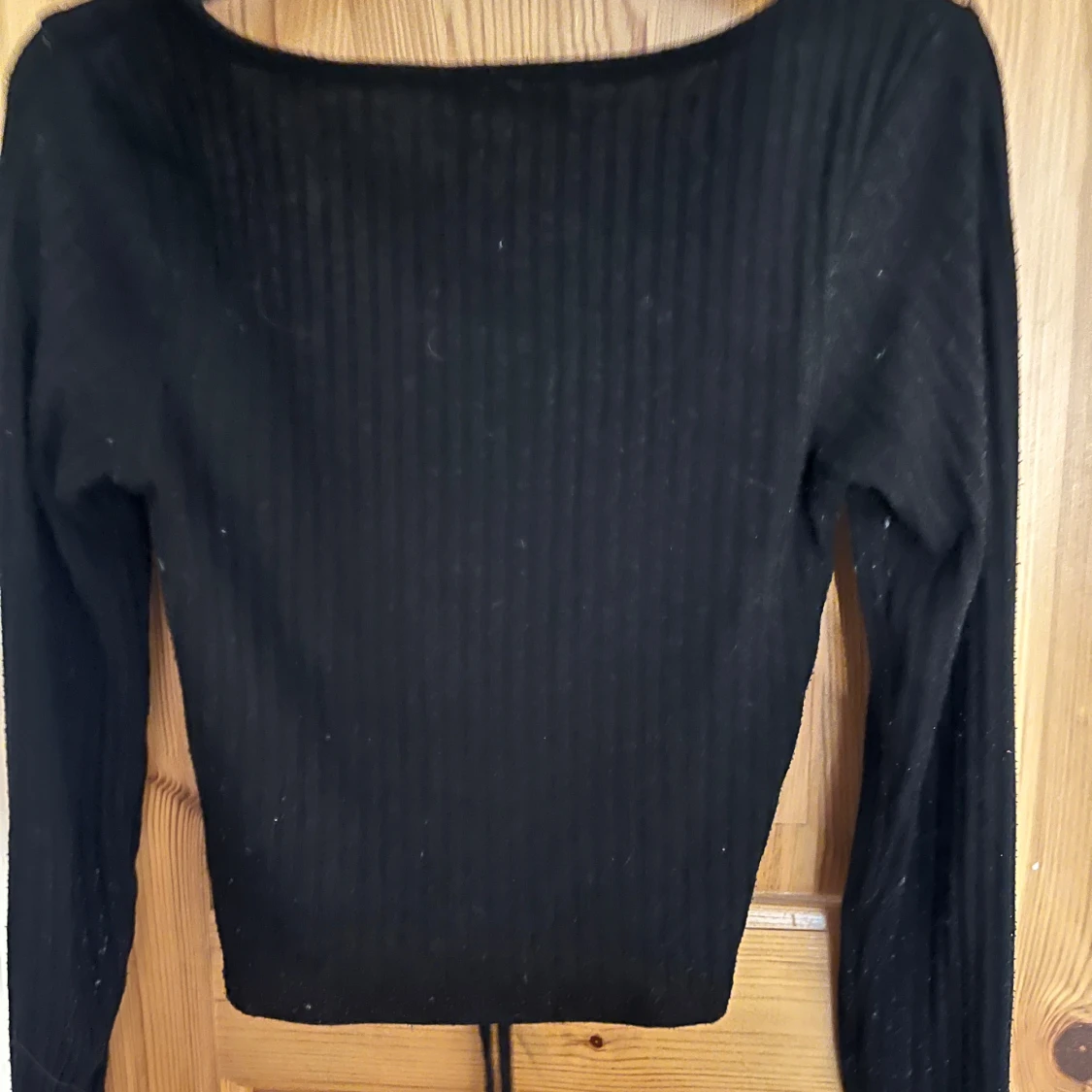 Svart ribbad croppad topp med snörning - 1