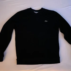 Svart sweatshirt från Lacoste - Säljer pga att den är för liten på mig. Den är storlek S och passar för 170-185 skulle jag säga. Kan passa till 185+ då jag själv är 186 om man vill ha mer slim crop känsla och kanske visa bältet mer men skulle ej rekommendera köp om du är över 185.