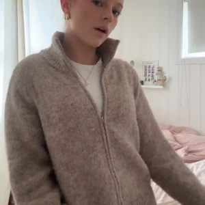 Stickad tröja med dragkedja - Jättefin mörk beige stickad tröja med zip från BikBok. Storlek m men passar mig som har s superbra! Perfekt till vinter och höst! Pris går att diskuteras💕
