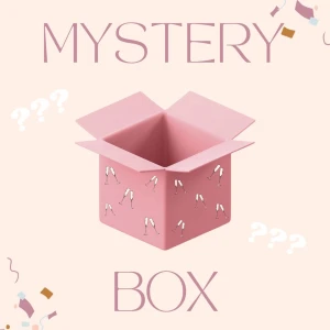 Mystery Box!! - Mystery Box! Innehållet är en överraskning, och kan få allt mellan stickade tröjor, t shirts, blusar och toppar! Man får 4 klädesplagg per box 💕💗storlekarna är mellan XS och S! 