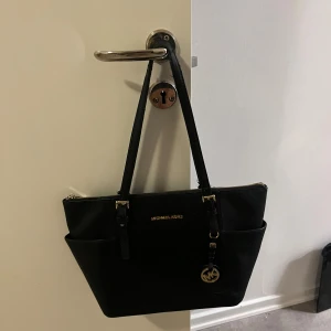 Handbag - Michael kors handväska bra skick. Andra begagnade priser :1400kr Mitt pris : 800kr