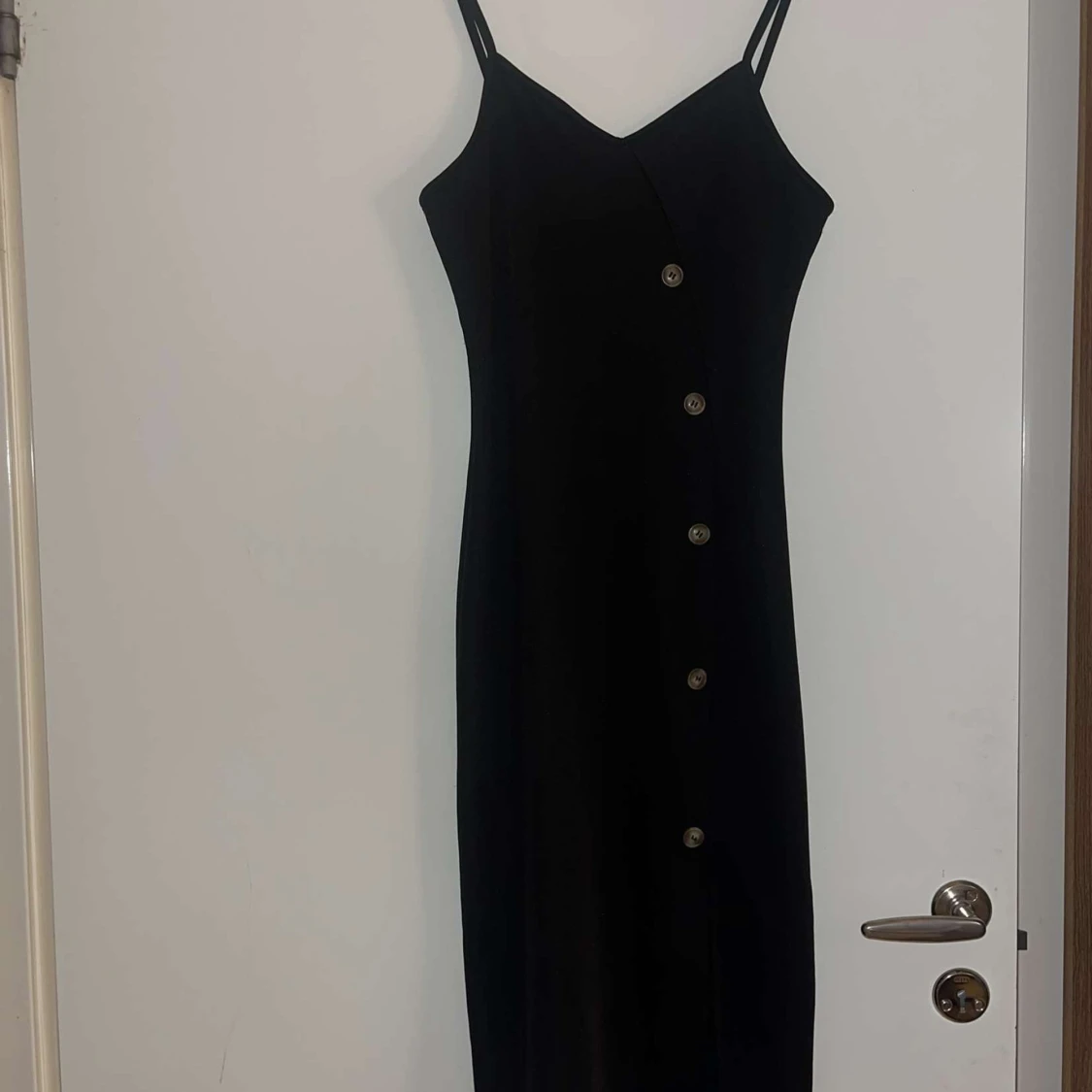 Svart långklänning med knappar