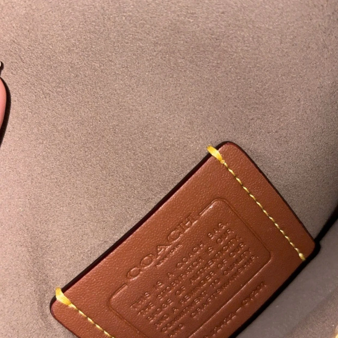 Brun axelväska i skinn från Coach - 2