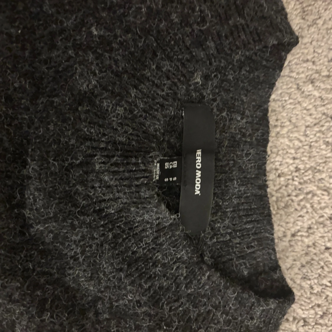 Mörkgrå stickad tröja från Vero Moda - 1