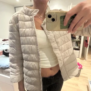 Jacka med trekvartsärm💕 - Jackan har tryckknappar framtill, ståkrage och är lätt vadderad. Perfekt för lager-på-lager under kyliga dagar. Enkel och clean look som passar till det mesta. Liknar ”herno”-jackorna