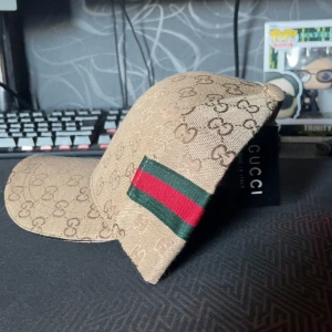 Beige keps - Säljer mitt keps som jag har knappast använt och man kan justera storleken på den