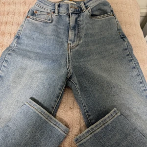 Perfekt ljusblå jeans från Perfect Jeans - Snygga ljusblå jeans från Perfect Jeans med klassisk femficksdesign och raka ben. Jeansen har hög midja, bälteshällor och tydliga kontrastsömmar. Perfekt för dig som gillar en tidlös och avslappnad look. Priset går att diskutera 💕