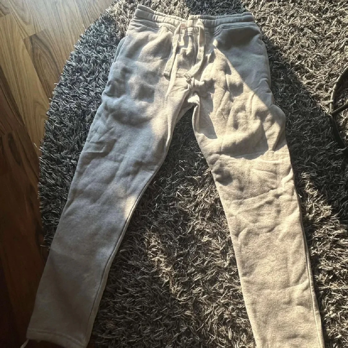 Ljusgrå mjukisbyxor med snörning