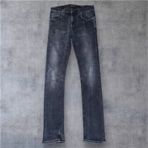 Mörkgrå jeans från Nudie Jeans - Snygga mörkgrå jeans från Nudie Jeans, Jättebra skick och knappt använd nypris ligger på cirka 1400. Ett bra kap för dig som gillar sköna kläder och inte vill betala för mycket!