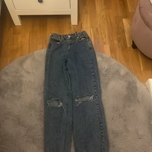 Blå jeans med hål på knäna - Säljer ett par blå jeans säljer dom för dom är små och inte mitt still längre och dom är storlek 146