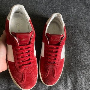 Valentino flycrews - Säljer dessa feta valentino flycrews! De är i dunder skick 9/10! De skapas inte längre så riktigt ovanliga! Storlek 41 passar 42 Nypris 9k! 