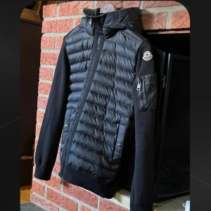 Moncler Cardigan S/M - Säljer en otroligt fin cardigan från Moncler i storlek Medium men den sitter mer som Small. Inte ett tecken på användning, och se själv på kvaliteten! Fråga gärna om fler bilder. 