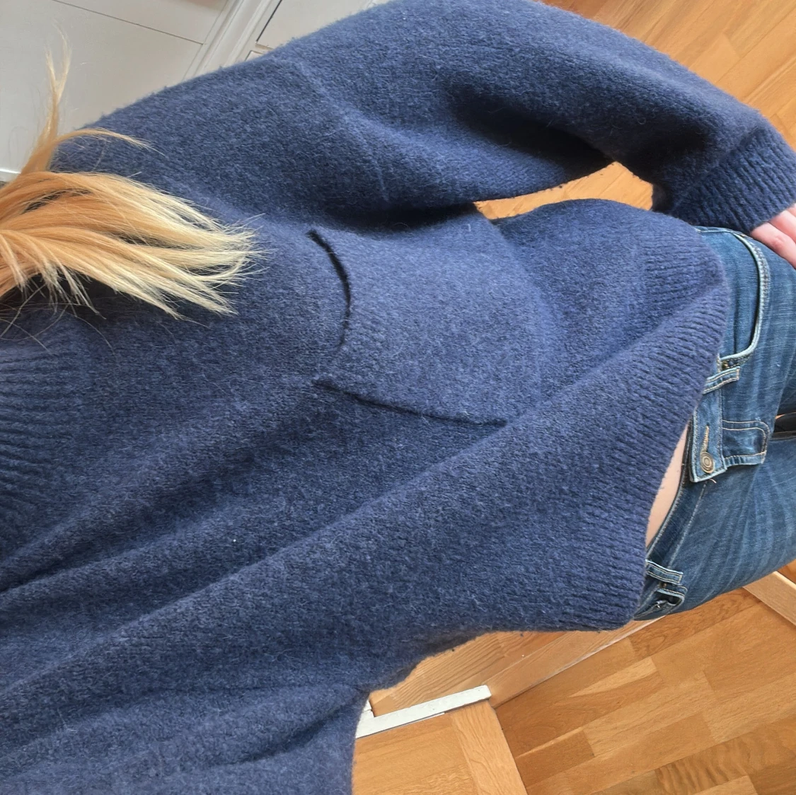 Mörkblå stickad tröja - 2