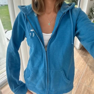Hollister zip - En zip från Hollister i storlek M. Kan upplevas något mindre i storlek. Tröjan bedöms vara i mycket fint skick. Jag skickar ditt köp inom 24h. Se liknande zip i min profil! 