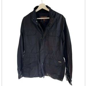 Woolrich fieldjacka - Väldigt fet Woolrich field jacka. Väldigt bra skick, storlek M. Modellen är 188. Hör av dig vid funderingar