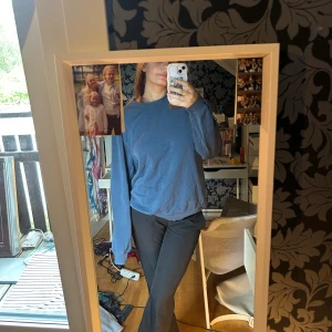 Blå basic sweatshirt i bomull - Enkel blå sweatshirt med rund hals och långa ärmar. Tröjan har en relaxed fit och är gjord i mjuk bomull, perfekt för chill dagar. Färgen är en snygg mellanblå nyans och modellen är klassisk utan tryck eller detaljer.