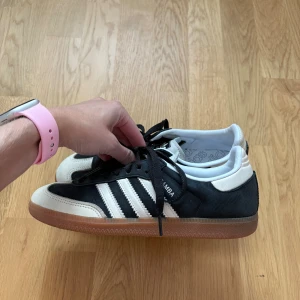 Adidas Samba OG - Så snygga sneakers från Adidas. Perfekta nu i höst. Varit försiktig när jag använt de så de har inte tydliga fläckar eller liknande. Tillhörande skokartong kommer med. Storlek 39 1/3