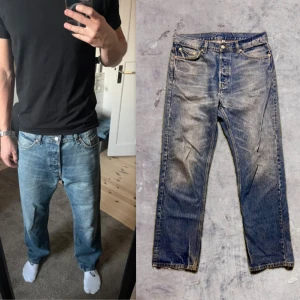 Weekday  |Space relaxed straight jeans| W30/L32 - Säljer ett par riktigt snygga weekday jeans i blå tvätt || jeansen är i en vidare modell|| storlek W30/L32|| skicket är bra, de är använda sparsamt så möjligtvis få tecken på användning, ett litet hål i ena framfickan|| jeansen går för 600 nypris|| hör av dig vid frågor 🔥