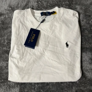 Snygg vit t-shirt - Snygg Vit T-shirt, aldrig använd, skriv vid frågor!