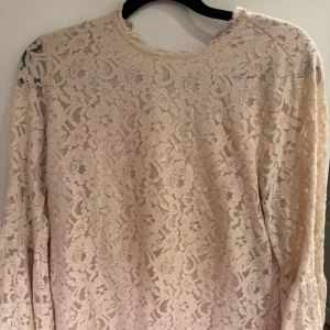 Ljusrosa spetsblus💗 - Säljer denna fina spetsblusen! Den är ljusrosa men ser mer beige ut på bilderna. Väldigt fin till hösten och finare event🩷