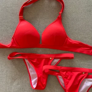 Roser bikini  - (OANVÄND) Push-up bikini i en röd färg, från Roser. 2 bikini underdelar medföljer (S & M).