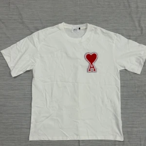 Vit Ami x Porsche t-shirt med tryck - Säljer två t-shirts för 600kr