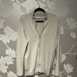 MQ zip up - Tja, säljer nu en MQ zip up hoodie i storlek S. Den är asskön att ha på sig och är väldigt stilren. Den är lite smutsig men det är enkelt att tvätta bort