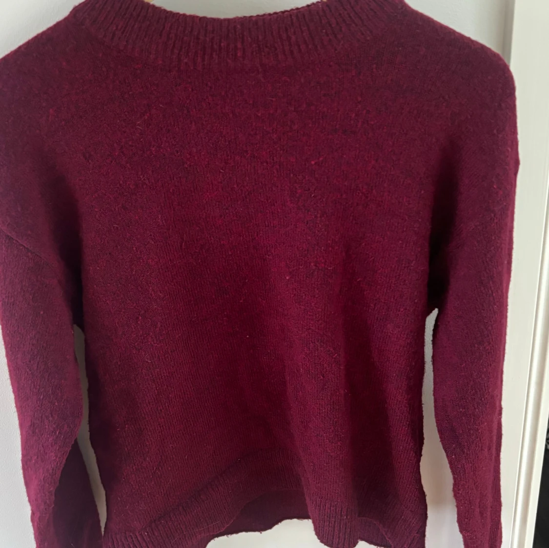 Vinröd stickad tröja från Stories XS