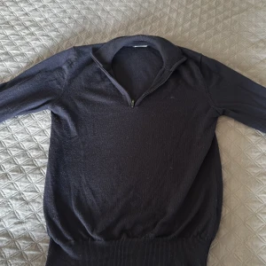 Kashmir J.Lindeberg - Mörkblå Kashmir tröja från J.Lindeberg med half zip. Skick 6,5/10 är i storlek men sitter som xs/xxs. Nypris runt 1600 mitt pris 499. Priset går att diskutera vid snabb affär. Hör av dig vid minsta fundering.