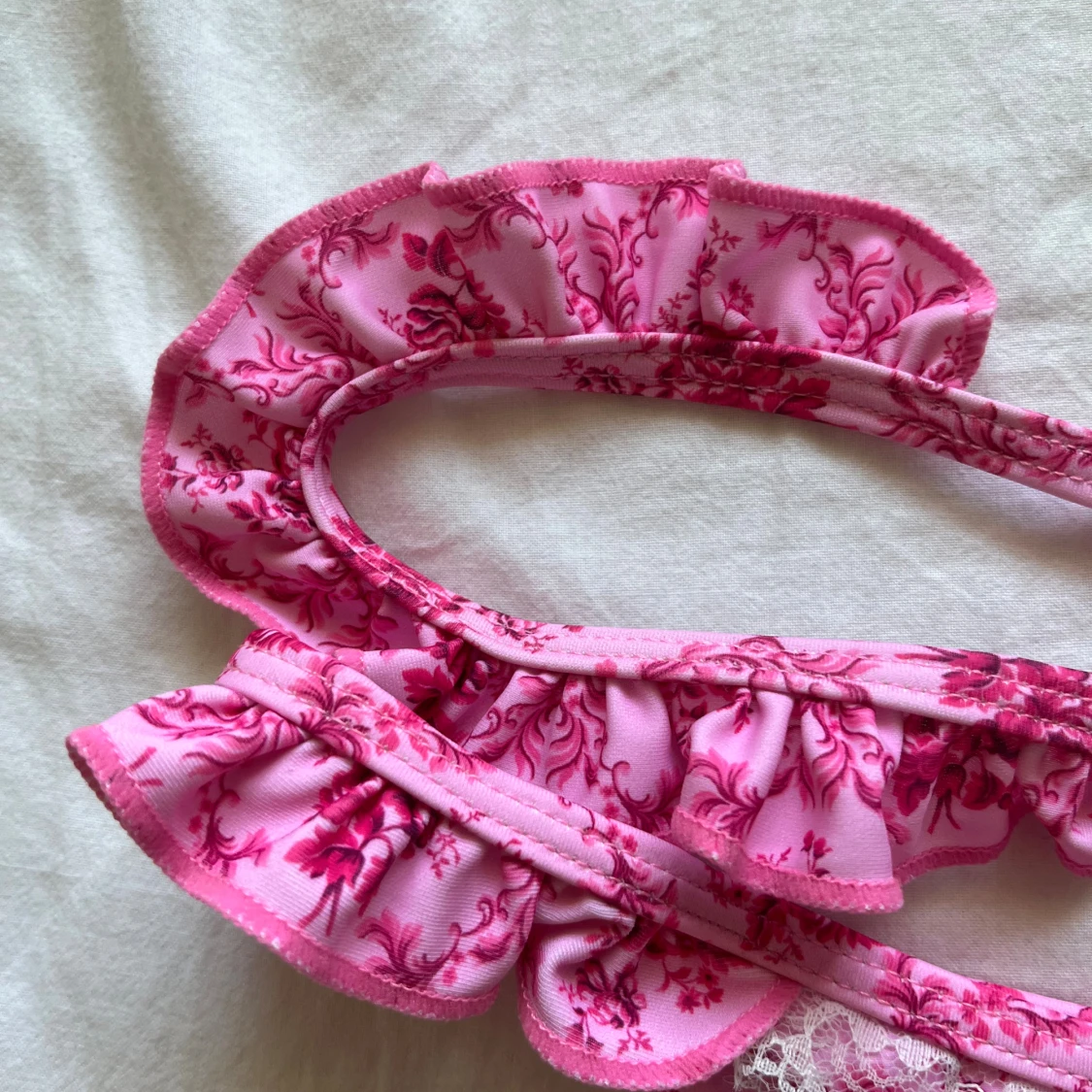 Rosa blommig bikini med spets och volang - 2