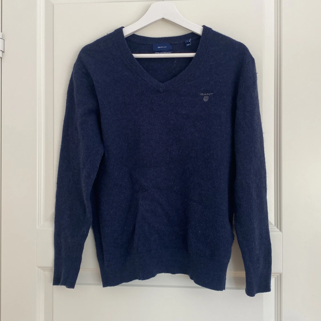 Mörkblå ulltröja med v-ringning GANT