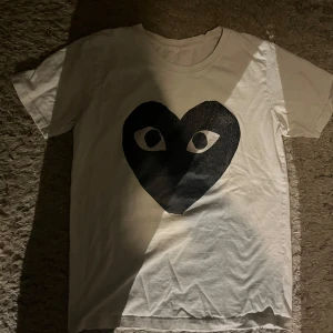 cdg T-shirt - Extremt fin comme des garçon T-shirt med ett coolt hjärt tryck. Den är medium men sitter mer som small