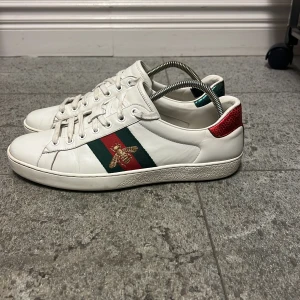Gucci Ace  - Stilrena Gucci Ace säljes!!! Storlek UK 9 (43). Original boxen medföljer tyvärr inte men äkthetsnummer finns på bild fem👌 Säljes på grund av att skorna blivit för små och pris går att diskuteras så kom gärna med förslag!!!
