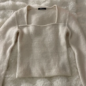 Vit stickad tröja från Gina Tricot - Superfin vit stickad tröja från Gina Tricot med fyrkantig ringning och lång ärm. Tröjan är bra skick. Skriv för fler bilder eller frågor!💕