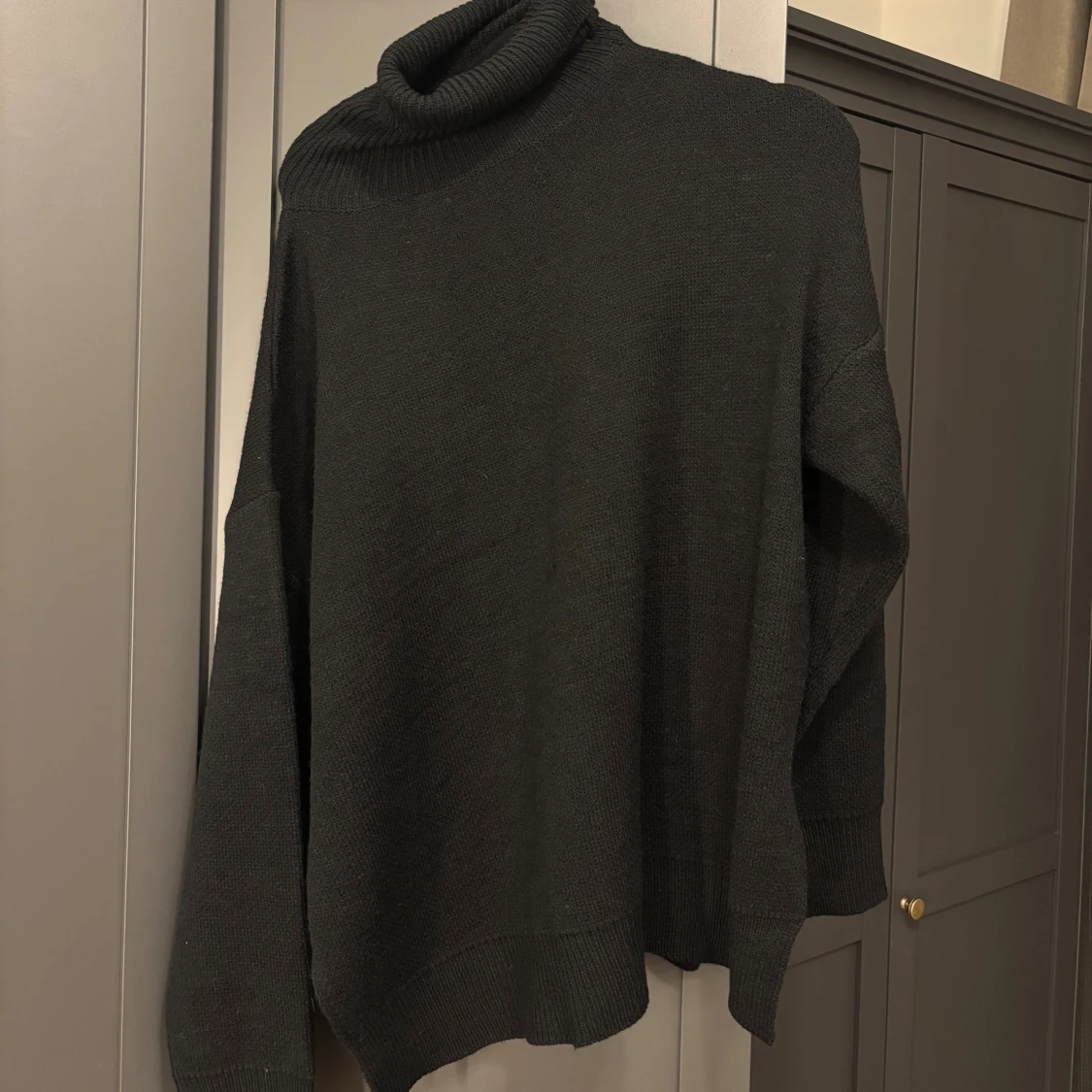 Svart stickad polotröja - 1