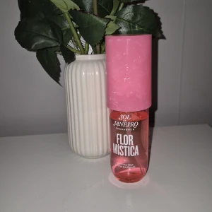 Sol De Janeiro! - Säljer min SDJ Body Mist! Doften Flor Mistica! 90ML flaska men har använt upp lite grann som syns på bilderna 🥰 Säljer då den inte kommer till användning och jag gillar inte doften så mycket längre, har stått i värme och oanvänd typ hela sommaren så vet inte om doften blivit konstig så ni vet! ❤️ Prisförslag välkomna!