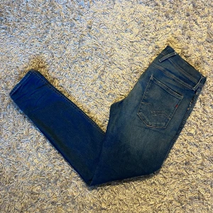  Replay anbass slim fit herr jeans  - Replay anbass jeans blåa med slim fit o stretchigt material. Storlek 30/32. Liten defekt på grenen annars mycket bra skick. Postas antigren samma dag som köp eller dagen därpå🙌