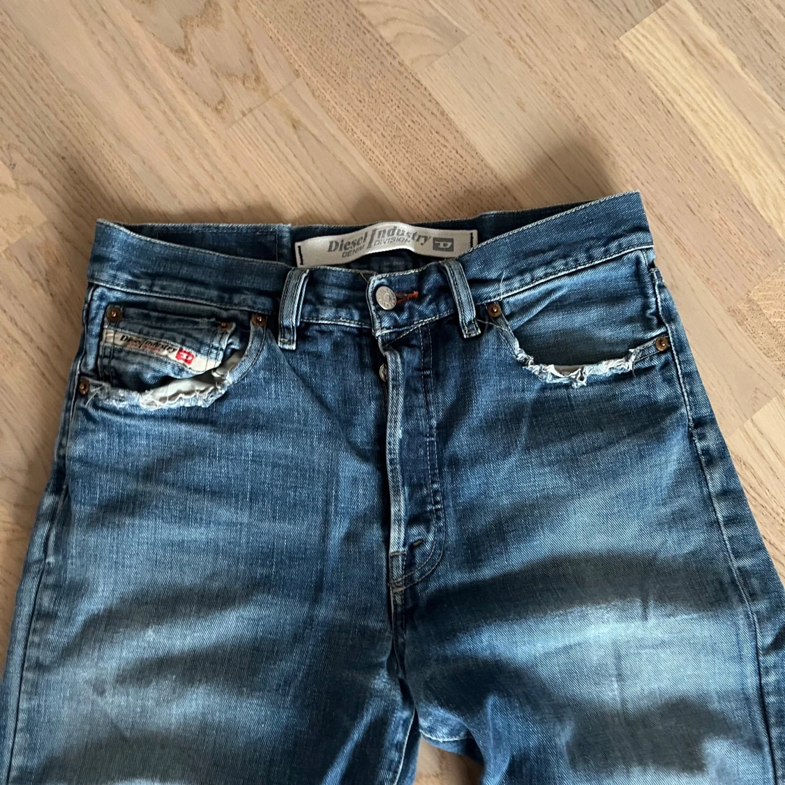 Blå Diesel jeans med slitna detaljer - 1
