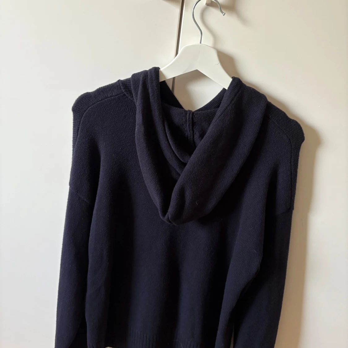 Mörkblå stickad hoodie från Zara - 2