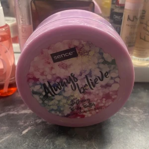 Sence Always Believe Body Butter - Sence Always Believe Softening Body Butter med doft av cherry blossom & lily. Kommer i en lila rund burk på 200 ml. Konsistensen är krämig och vit, perfekt för att återfukta huden. Snygg och färgglad design på locket.