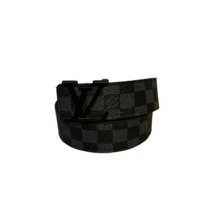 Louis Vuitton bälte - Snyggt svart bälte från Louis Vuitton med klassiskt rutigt mönster och LV-logga som spänne. Bältet är gjort i skinn och har en stilren design som passar till många olika outfits.