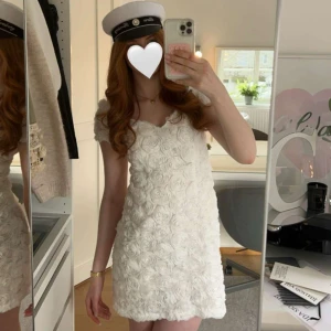 Ida Sjöstedt klänning - Säljer nu min fina studentklänning som jag hade på min mottagning 🩷Klänningen är ifrån Ida Sjöstedt som är ett exklusivt varumärke, täckt av 3D-blommor i rosdesign och mjukt material som ger en lyxig känsla. Den är perfekt om du vill ha en unik och egen look på din stora dag! Nypris för klänningen är 3399kr men jag säljer min för halva priset då den är använd en kväll samt behöver kemtvättas.