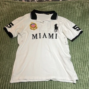 Vit Miami Polo Ralph Lauren  - En vit Miami polo från Ralph lauren. Priset är inte hugget i sten.