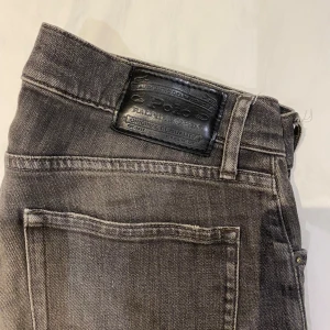 Grå jeans Ralph Lauren - Ett par grå jeans från Ralph Lauren. Riktigt bra skick, inga tecken på användning. Storlek 32/32. 