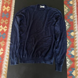 Stickad tröja - Mörkblå stickad tröja från Mango. Mycket bra skick och storlek M!