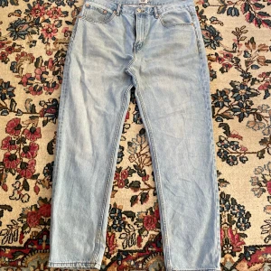 Ljusblå jeans från 157, straight fit - Ljusblå jeans från 157 med klassisk femficksdesign och raka ben. Jeansen har normal passform och är tillverkade i bomullsdenim. Perfekta för dig som gillar en enkel och clean look. Midjan är normal och färgen är riktigt fräsch ljusblå.