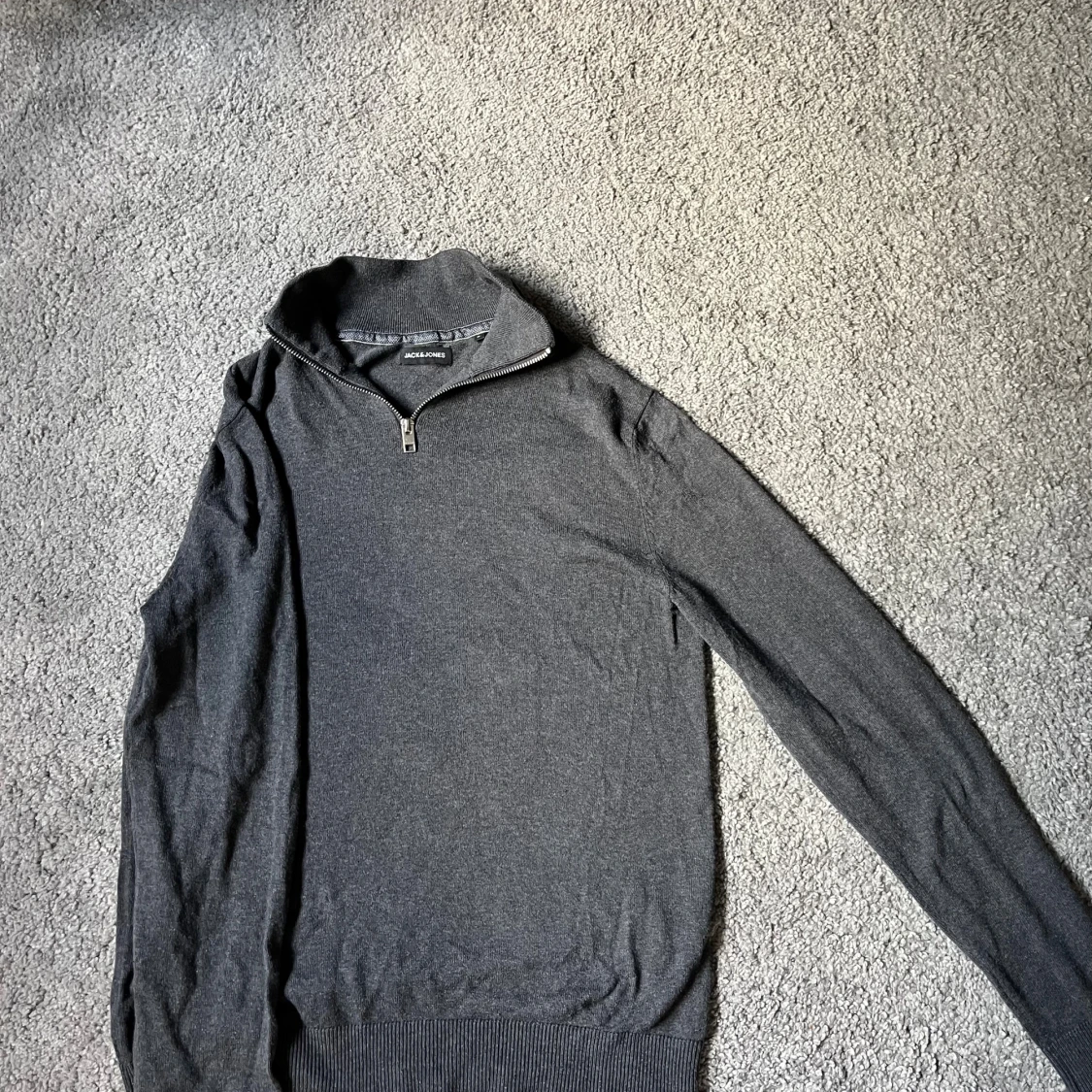 Mörkgrå half zip tröja Jack & Jones - 1
