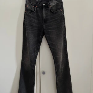 Svarta jeans från  Zara - Snygga svarta jeans från Zara i rak loosefit modell i storlek 36